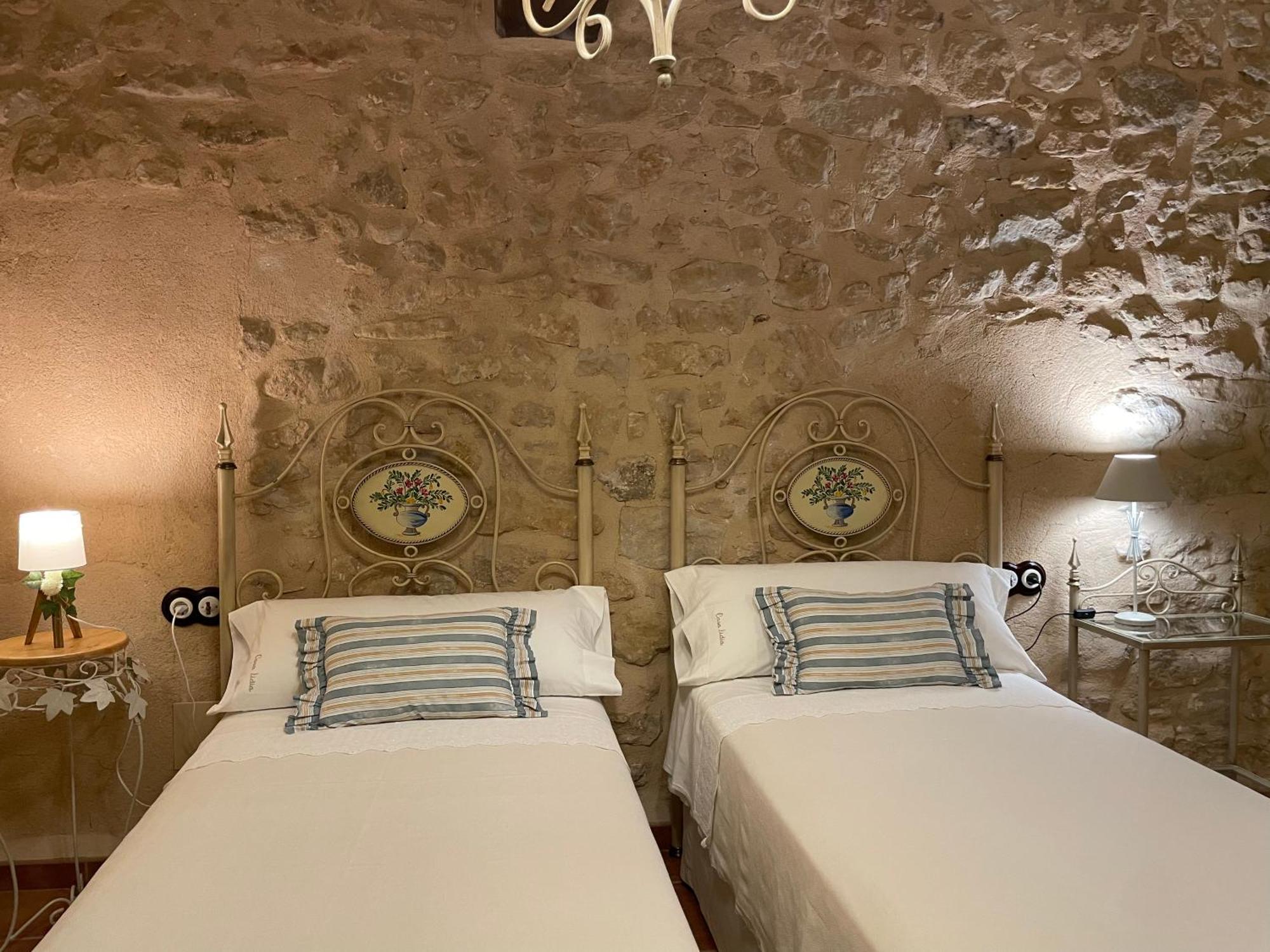 Casa Lidia - Antigua Posada Real วาลเดร์โรเบรส ภายนอก รูปภาพ